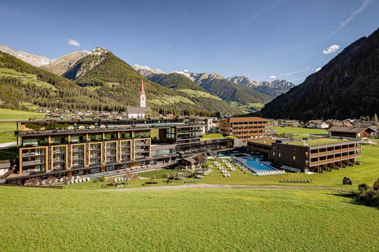 Alpine Luxury Spa Resort Schwarzenstein Lutago Bagian luar foto